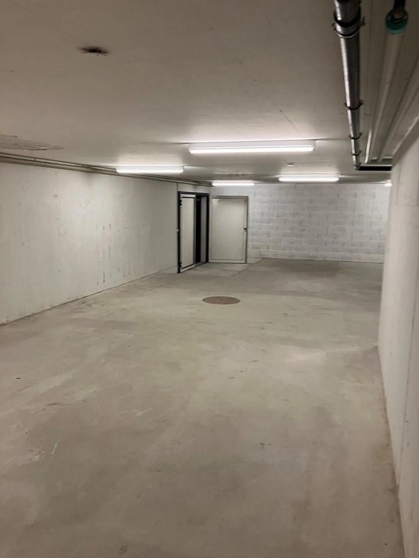 94m2 Lager, gesichert im Keller - Foto 1 von 2