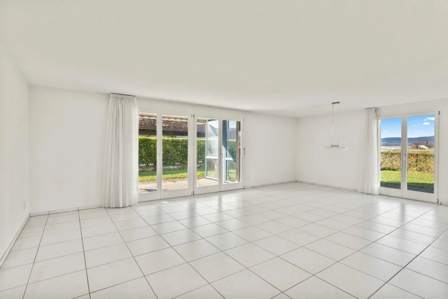 Charming 4.5-room garden apartment with spacious garden in Aarberg - Photo 2 of 21