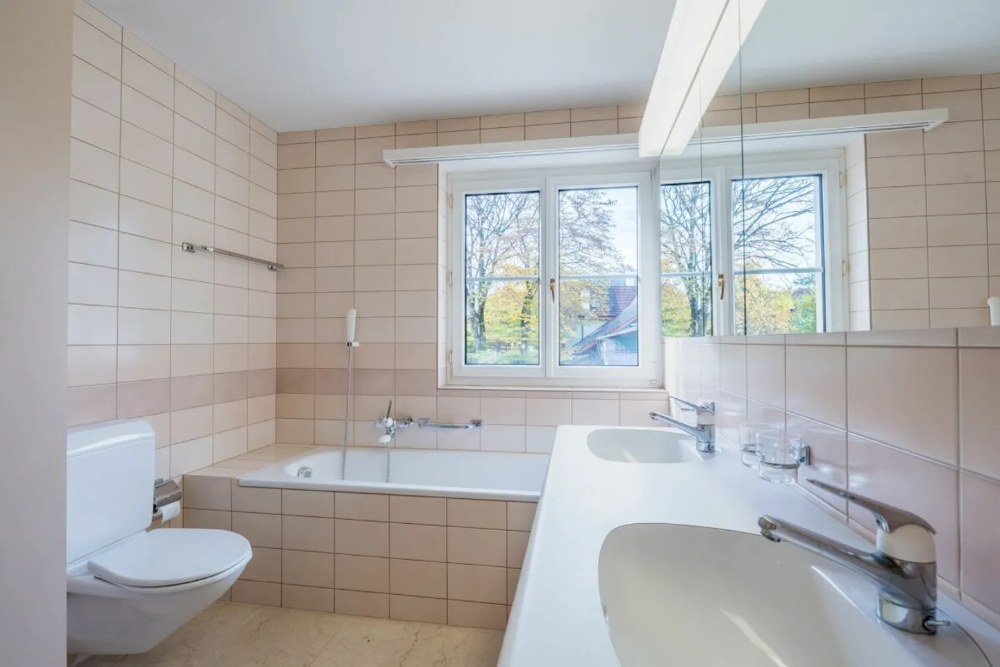 Well-maintained condominium with balcony, cellar, and three garage boxes - Photo 9 of 15