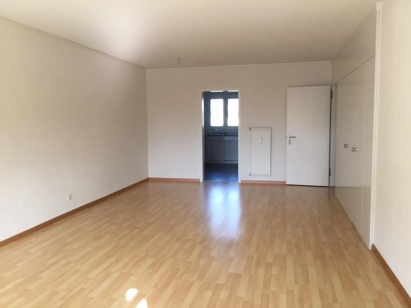Grosszügige Wohnung mit Balkon - Foto 2 von 8