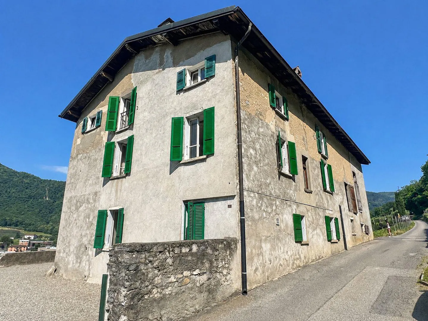 Characteristic property in rural area for renovation, consisting of 2/3 apartments - Photo 1 of 19