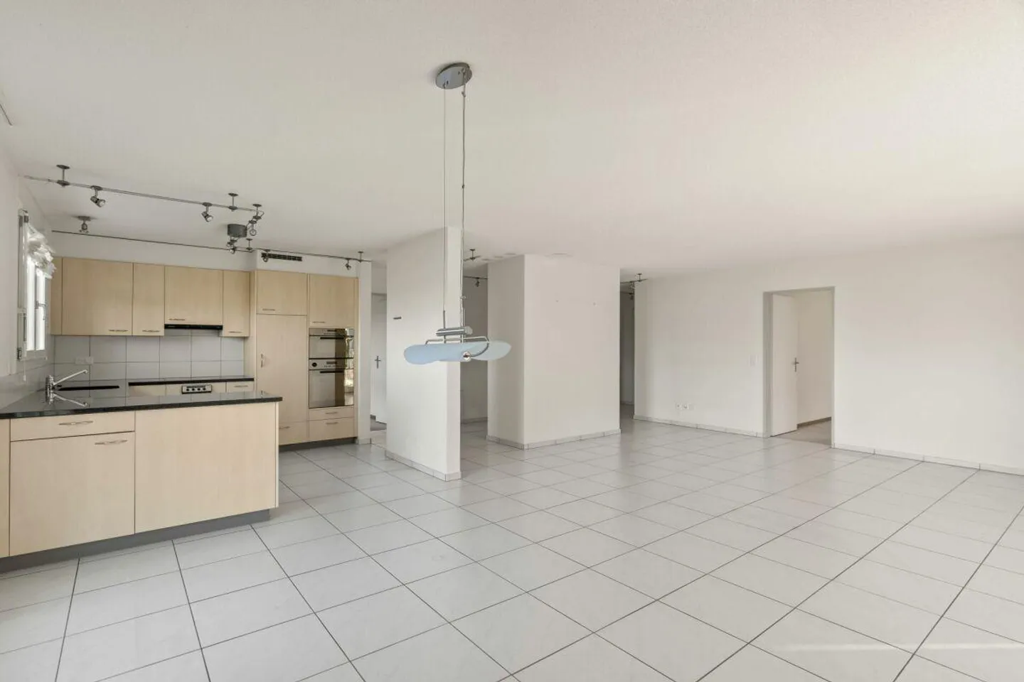 Charming 4.5-room garden apartment with spacious garden in Aarberg - Photo 3 of 21