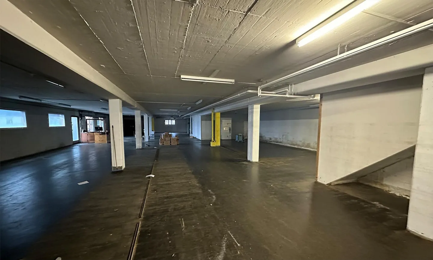 Salle commerciale pour usage temporaire - Photo 2 sur 3
