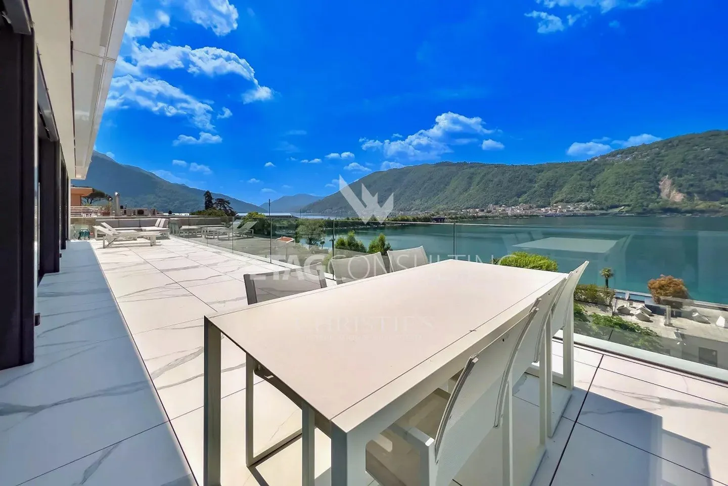 Attico moderno con grande terrazza e vista mozzafiato sul lago a Lu... - Foto 3 di 10