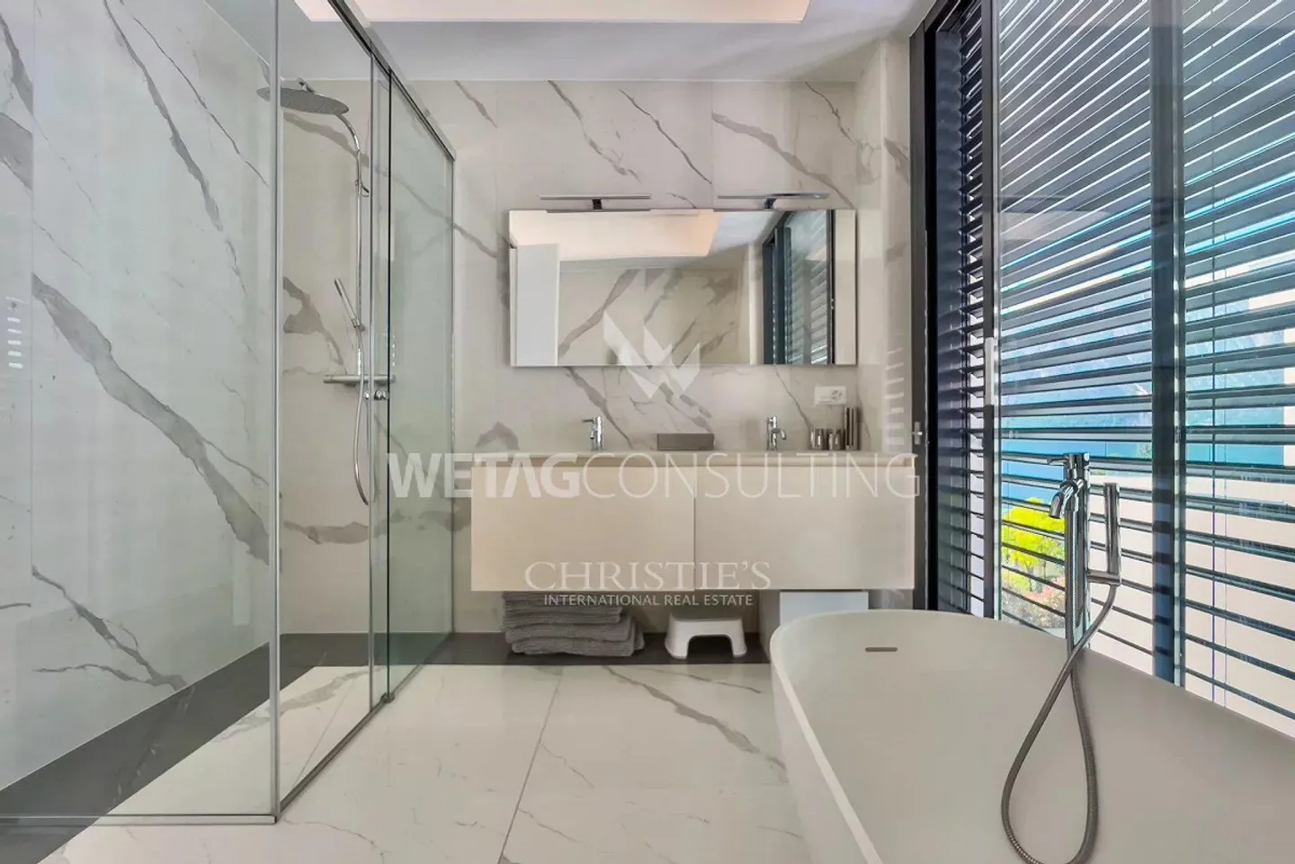 Attico moderno con grande terrazza e vista mozzafiato sul lago a Lu... - Foto 9 di 10