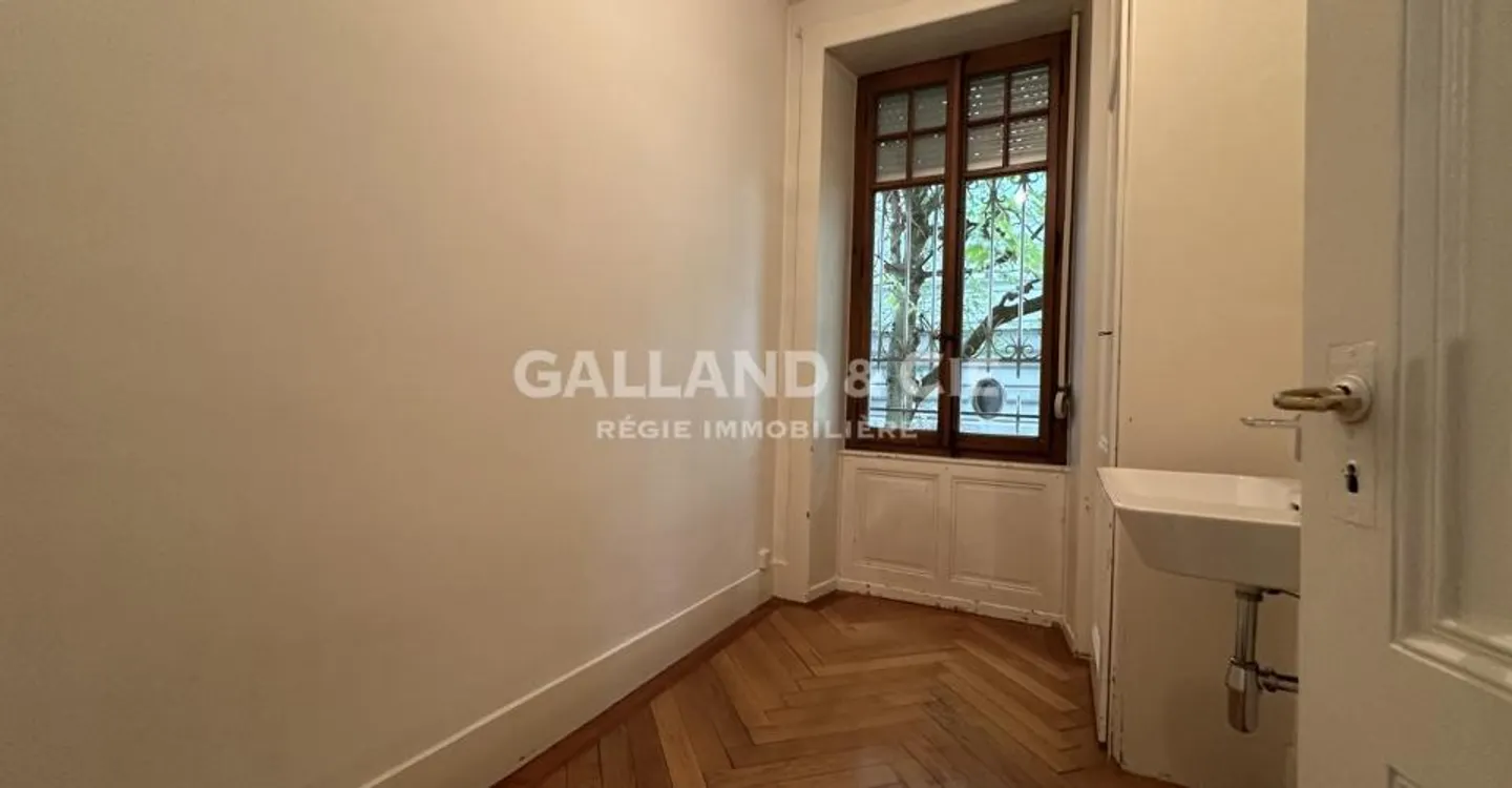 Grand 5,5 pièces, cachet architectural et jardin - Photo 9 of 10