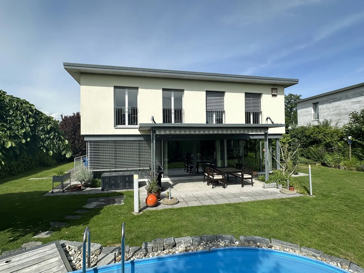 Spacious Detached Family House in a Quiet Location with Excellent Public Transport Connections - Photo 2 of 16