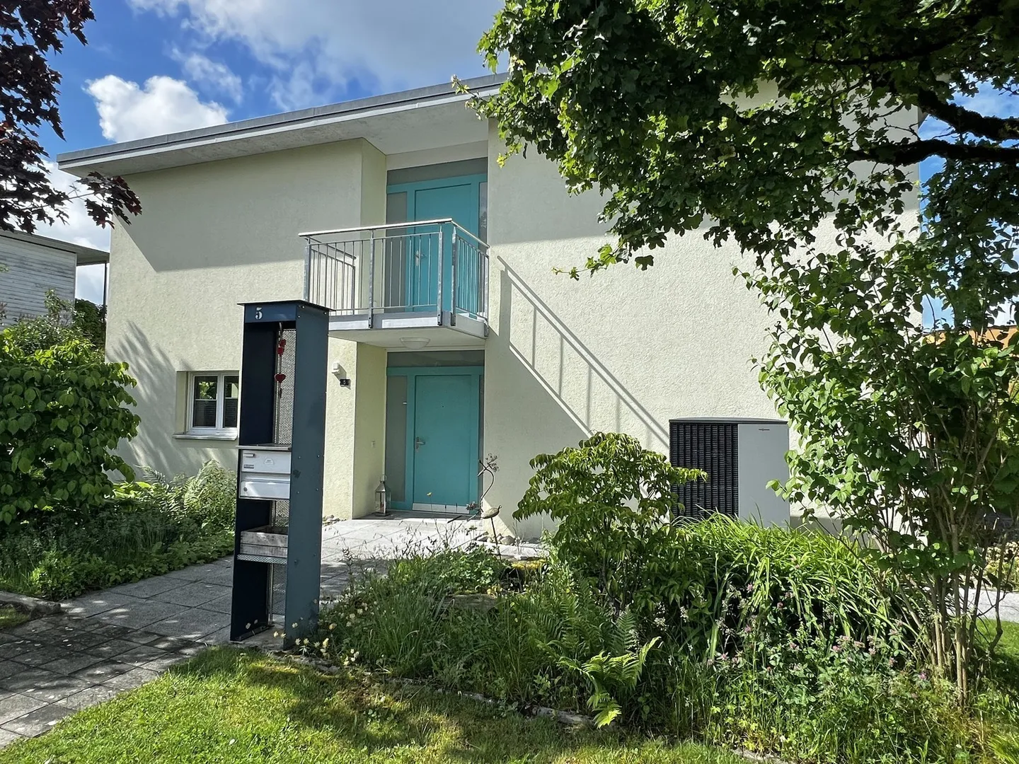 Spacious Detached Family House in a Quiet Location with Excellent Public Transport Connections - Photo 4 of 16