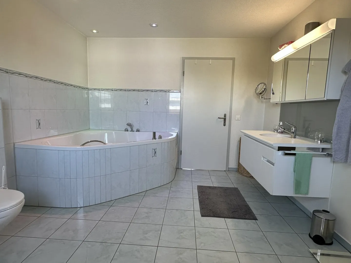 Spacious Detached Family House in a Quiet Location with Excellent Public Transport Connections - Photo 14 of 16