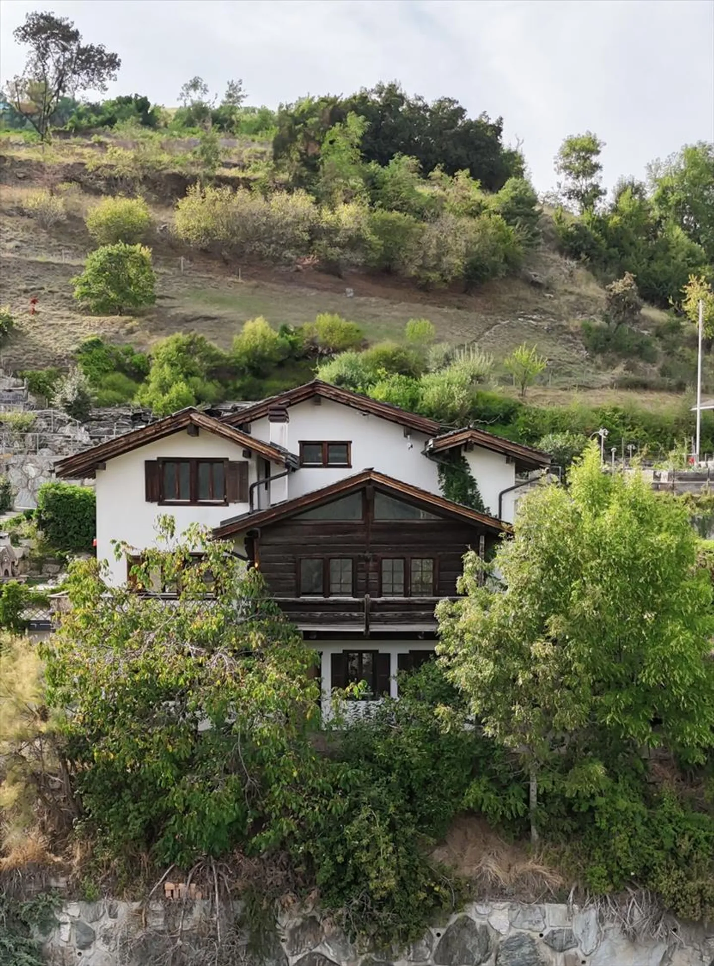 Grande casa familiare con appartamento separato e vista panoramica - Foto 1 di 13