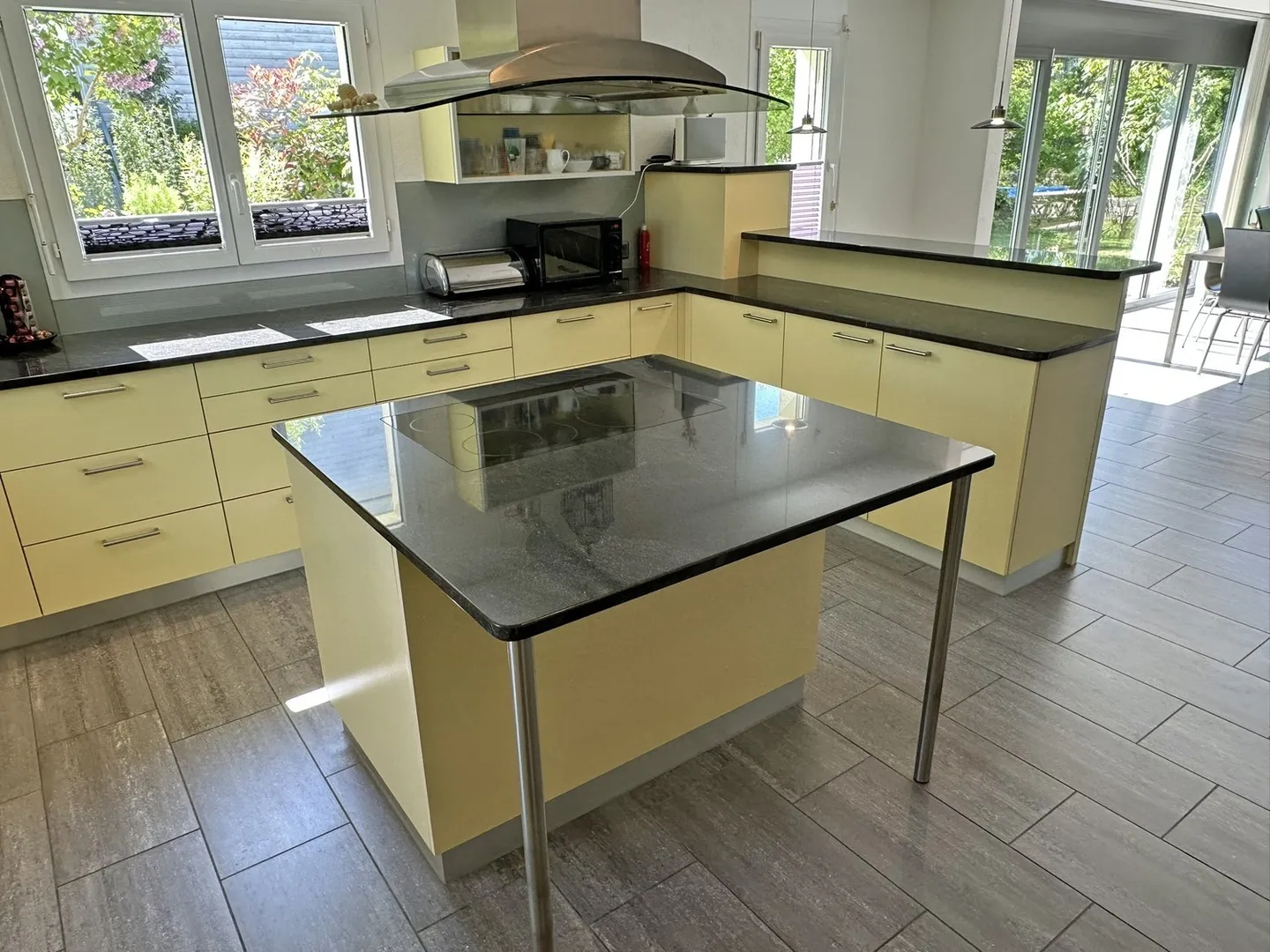 Spacious Detached Family House in a Quiet Location with Excellent Public Transport Connections - Photo 9 of 16