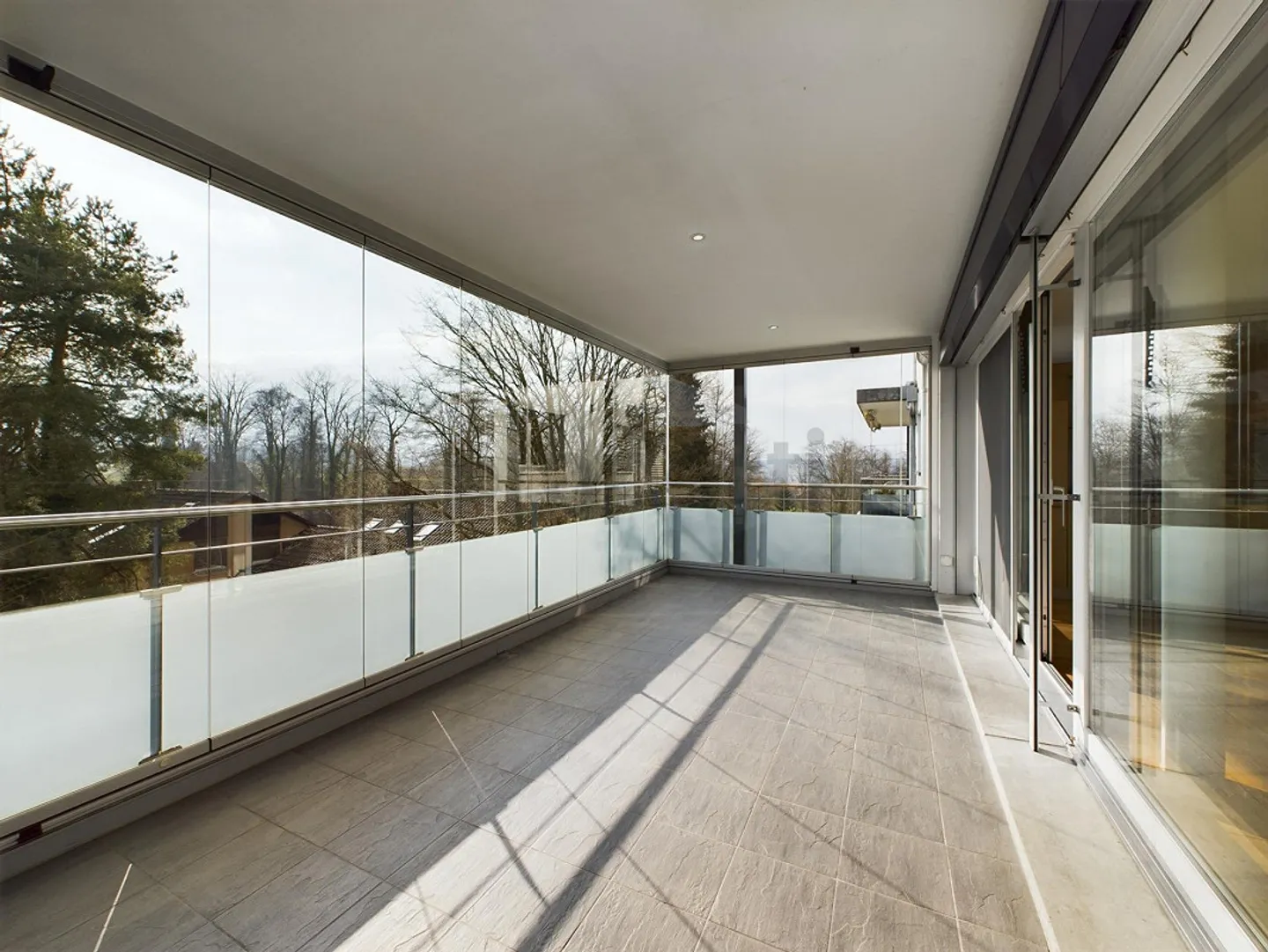 Balcon avec jardin d'hiver, vue sur la montagne et entièrement rénové ! - Photo 8 sur 10