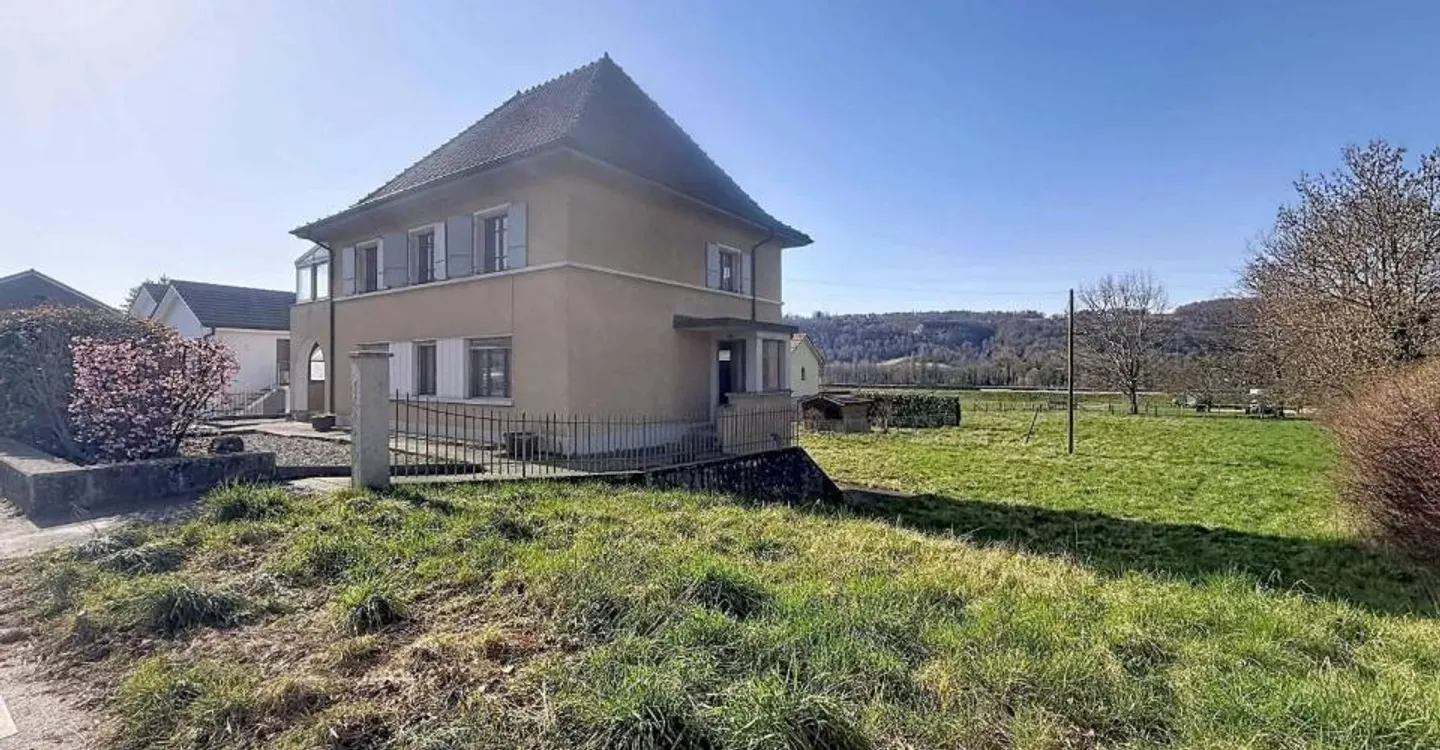 Spacious Family Home with Garden - Photo 1 of 11