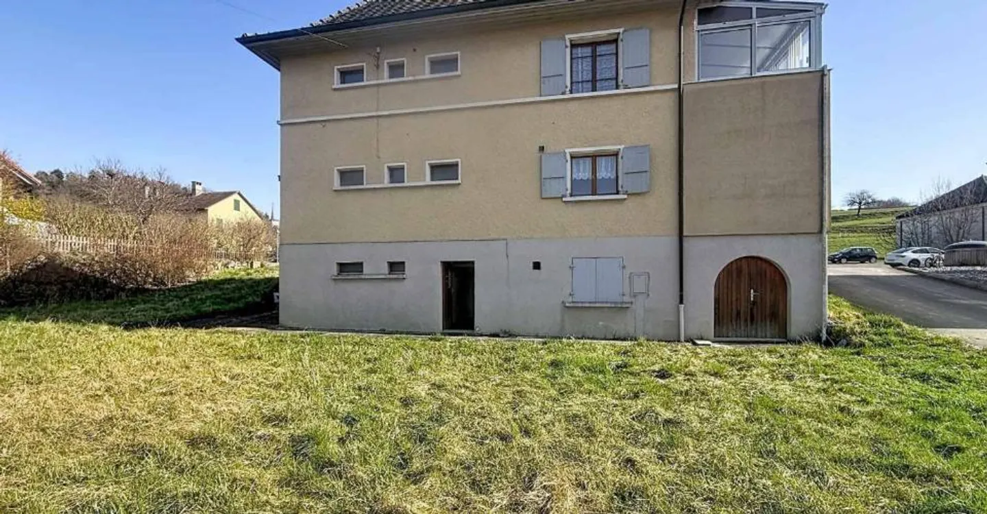 Spacious Family Home with Garden - Photo 3 of 11