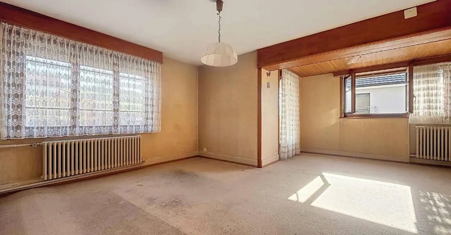 Spacious Family Home with Garden - Photo 7 of 11