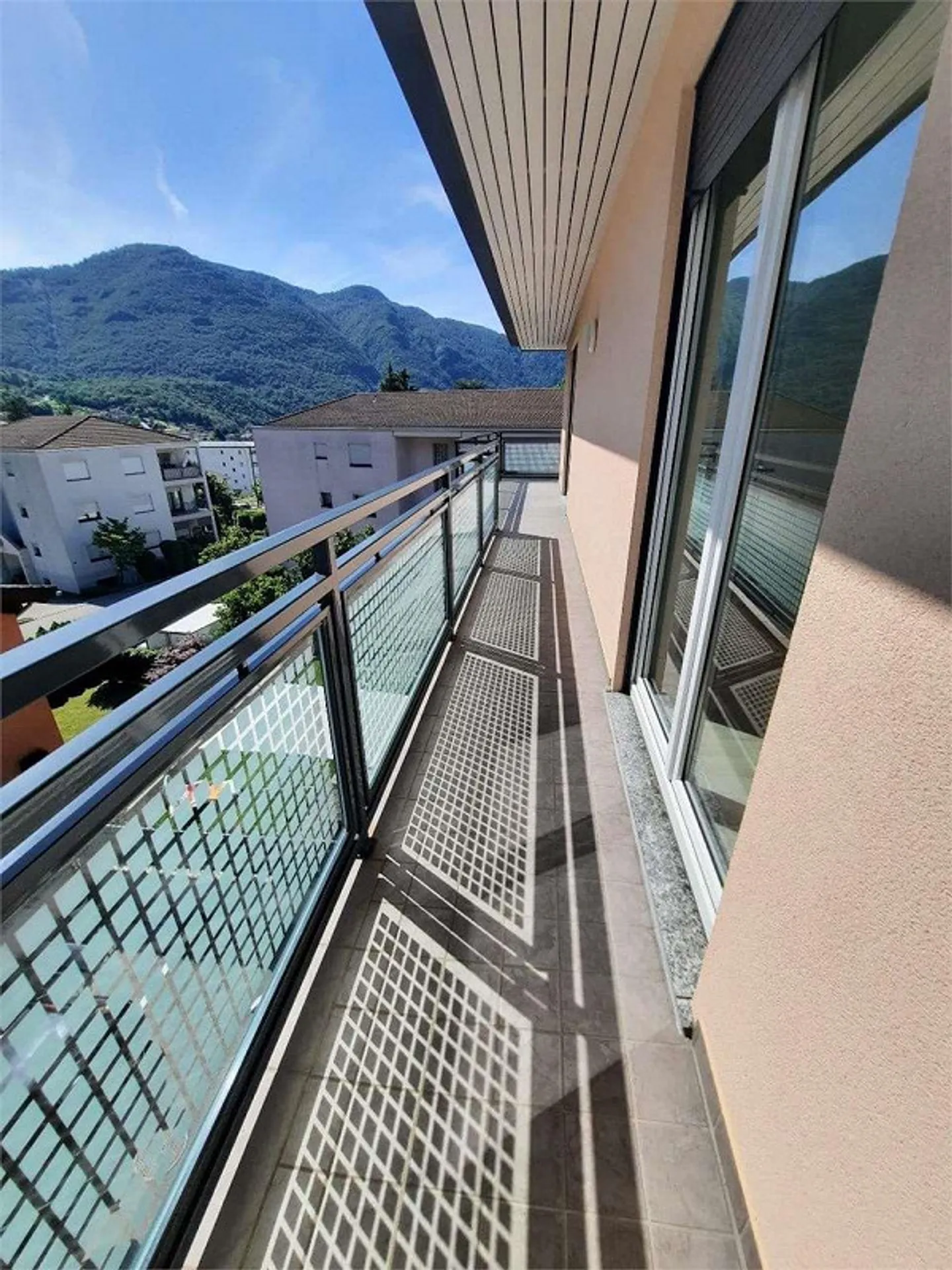 Appartamento confortevole con vista sui servizi all'ultimo piano - Foto 2 di 12