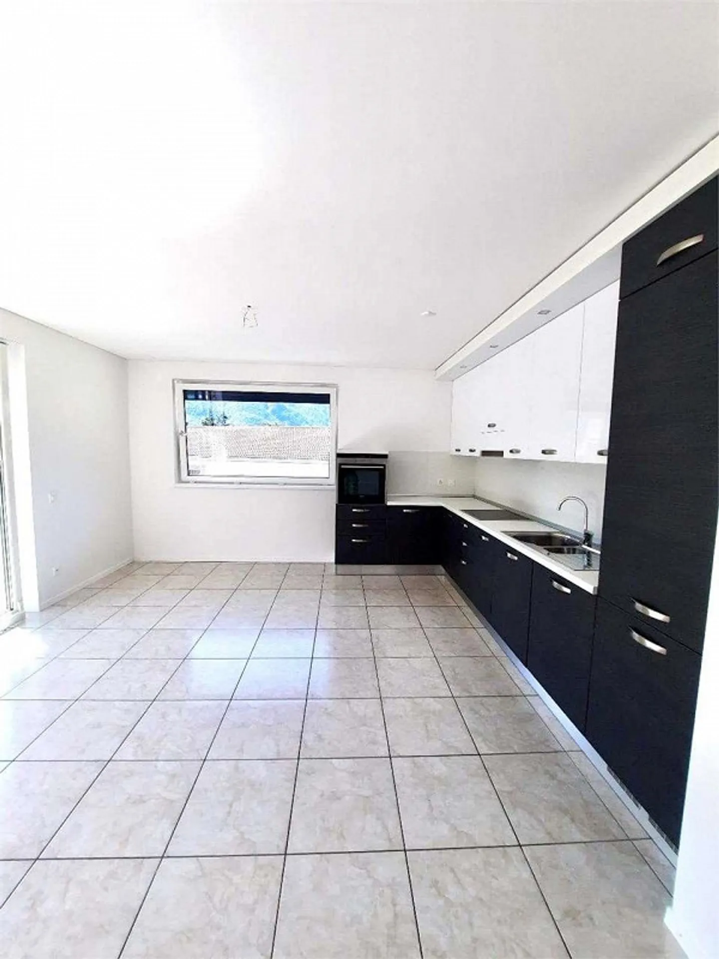 Appartamento confortevole con vista sui servizi all'ultimo piano - Foto 3 di 12