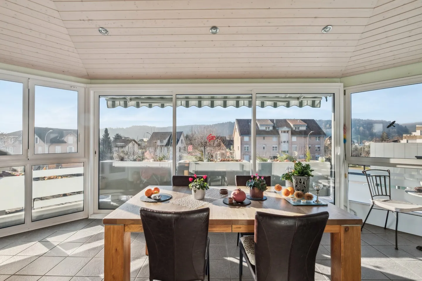 Quiet penthouse apartment with a view - Photo 3 of 13