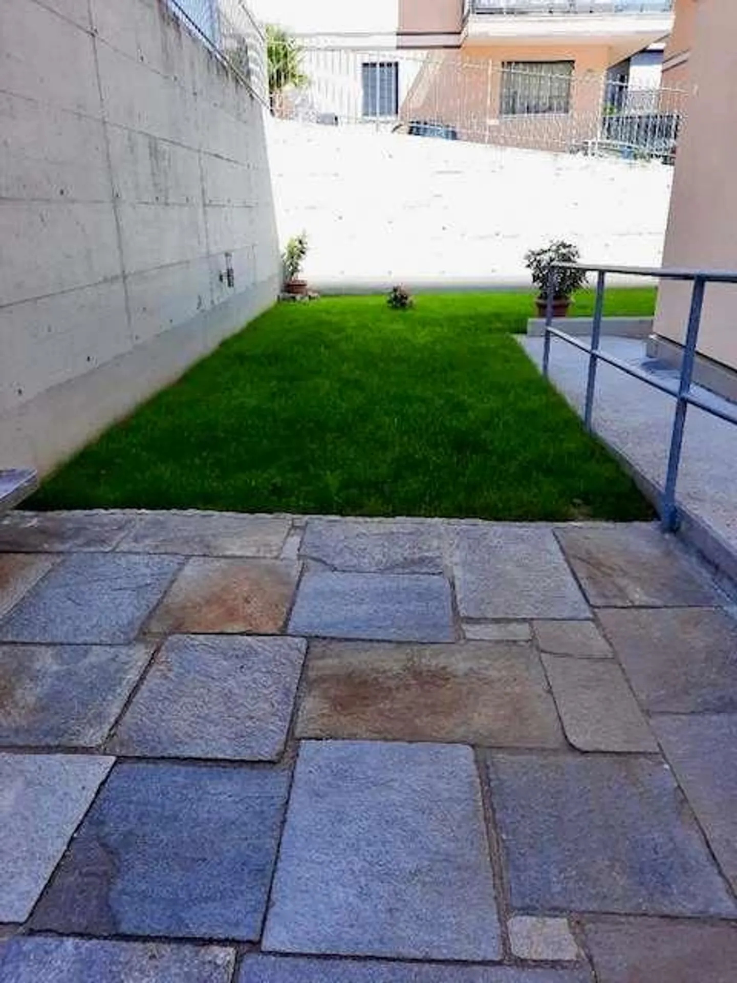 Appartamento confortevole con vista sui servizi all'ultimo piano - Foto 7 di 12