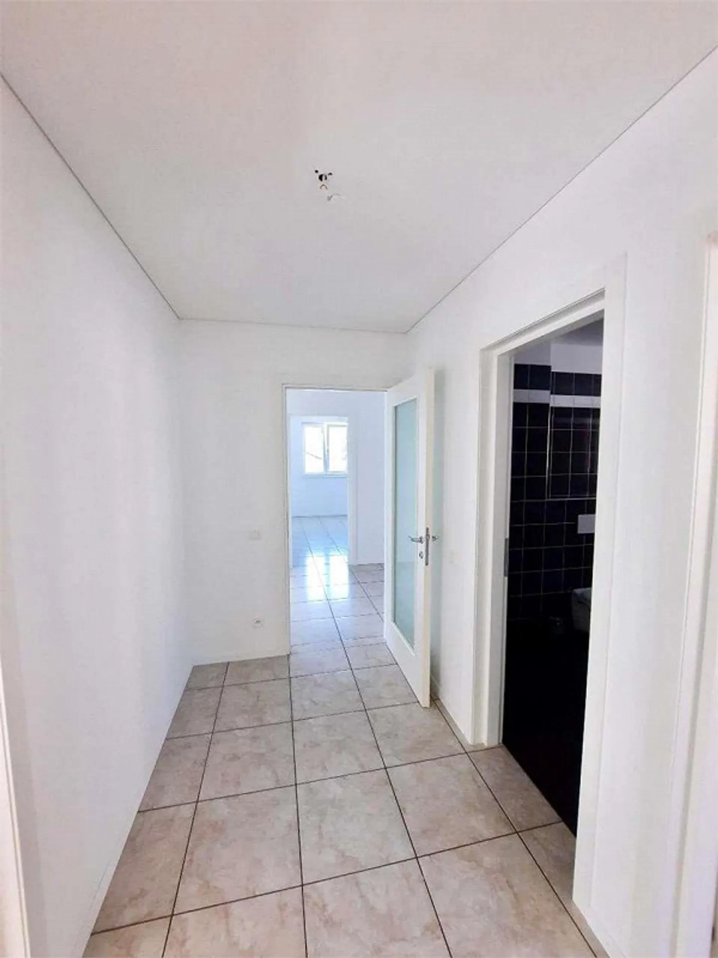 Appartamento confortevole con vista sui servizi all'ultimo piano - Foto 8 di 12