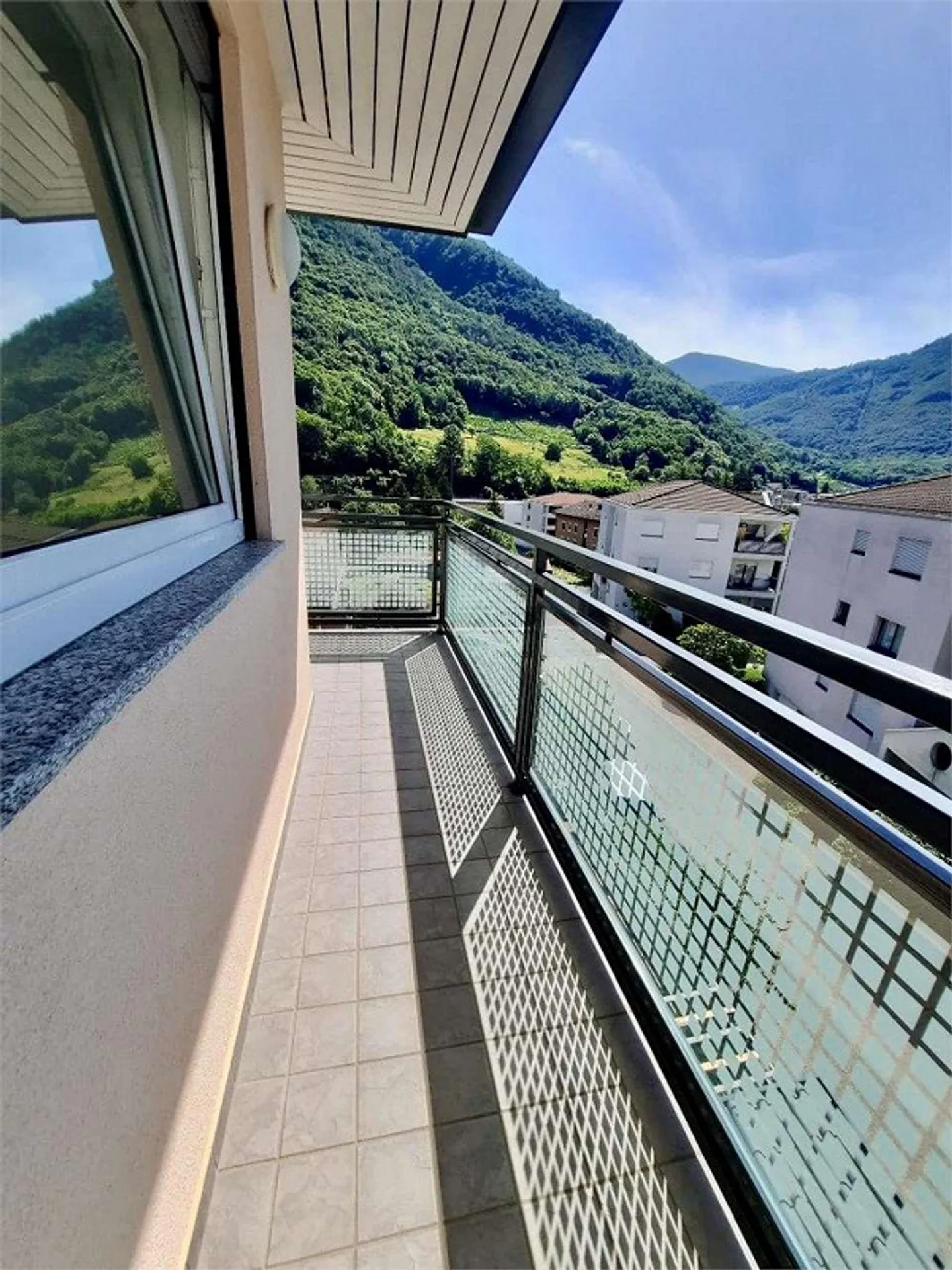 Appartamento confortevole con vista sui servizi all'ultimo piano - Foto 11 di 12
