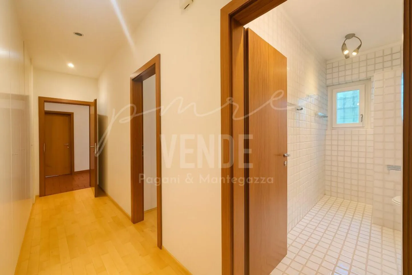 COMANO | LEBEN ZWISCHEN GRÜN UND KOMFORT: PRIVATER GARTEN UND POOL - Foto 9 von 11