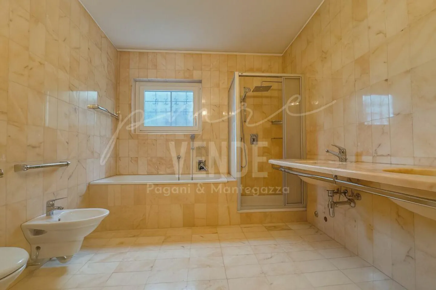 COMANO | LEBEN ZWISCHEN GRÜN UND KOMFORT: PRIVATER GARTEN UND POOL - Foto 11 von 11
