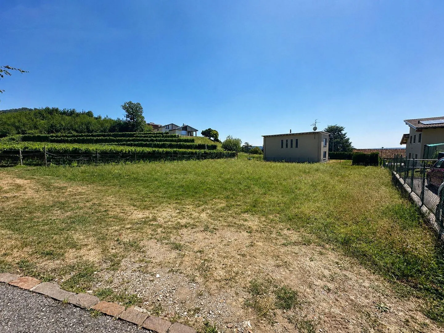 Buildable, flat plot in the green with approved project - Photo 1 of 12