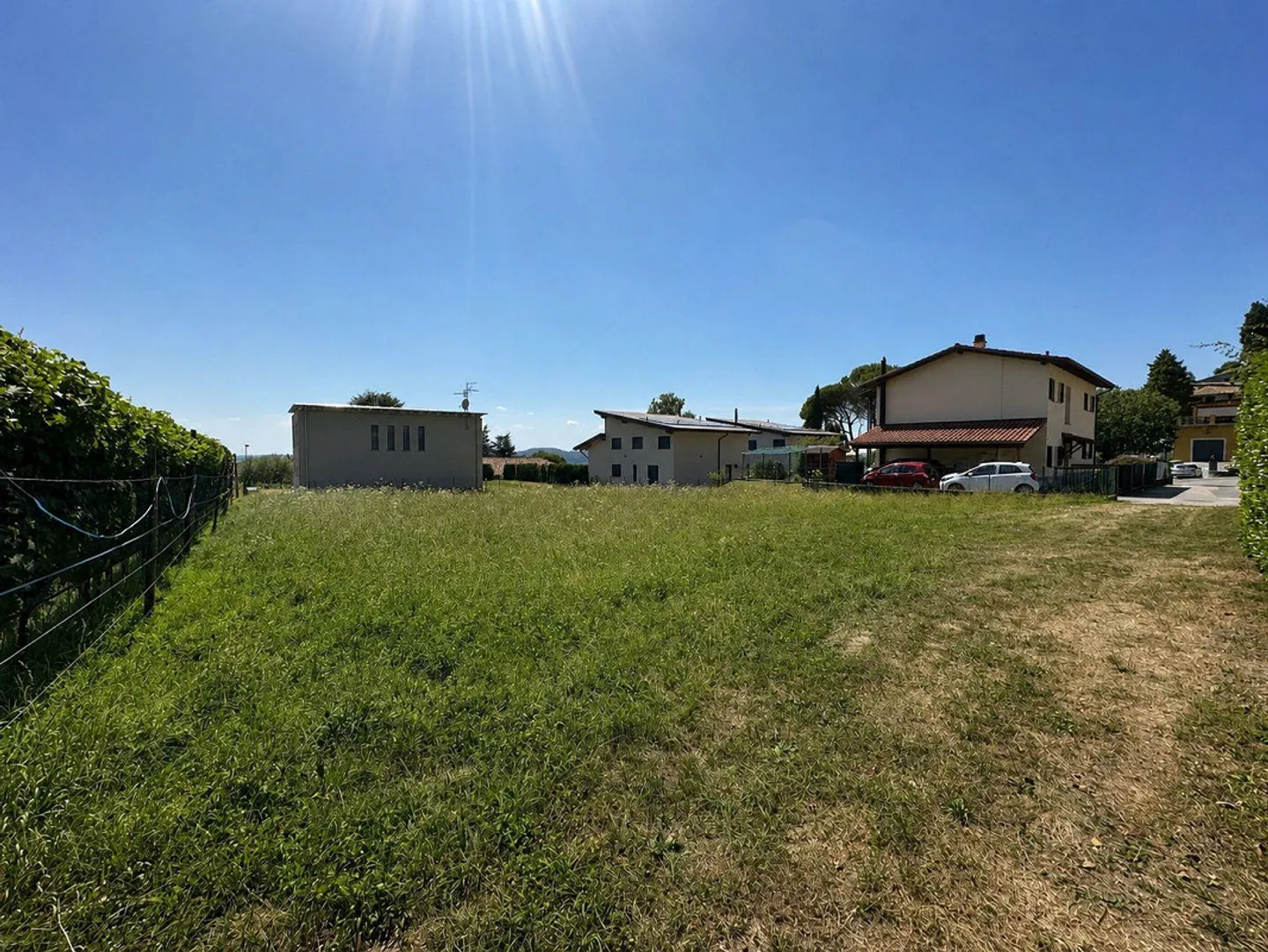 Buildable, flat plot in the green with approved project - Photo 4 of 12