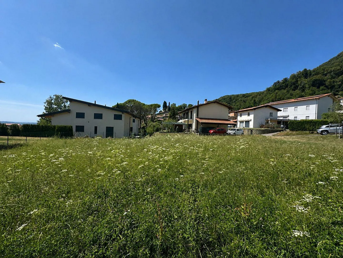 Buildable, flat plot in the green with approved project - Photo 5 of 12