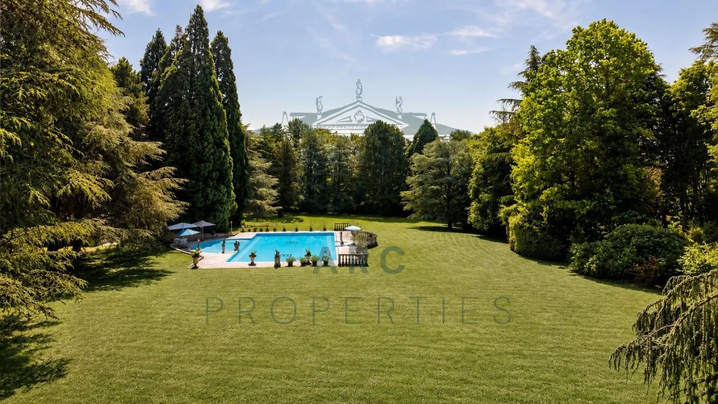 EXCLUSIVE - MAGNIFICENT MASTER PROPERTY IN A GREEN SETTING - Photo 1 of 3