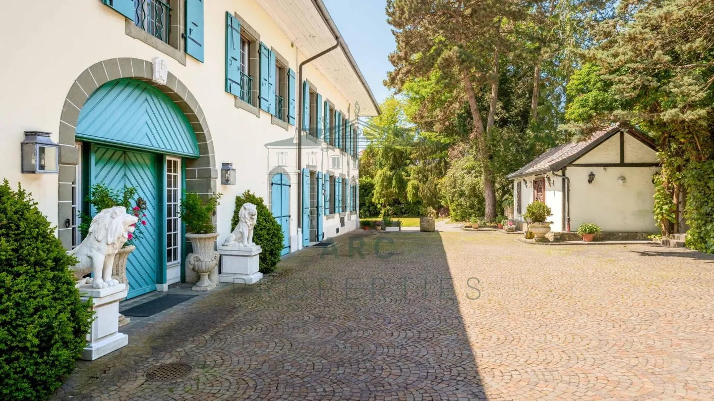EXCLUSIVE - MAGNIFICENT MASTER PROPERTY IN A GREEN SETTING - Photo 2 of 3
