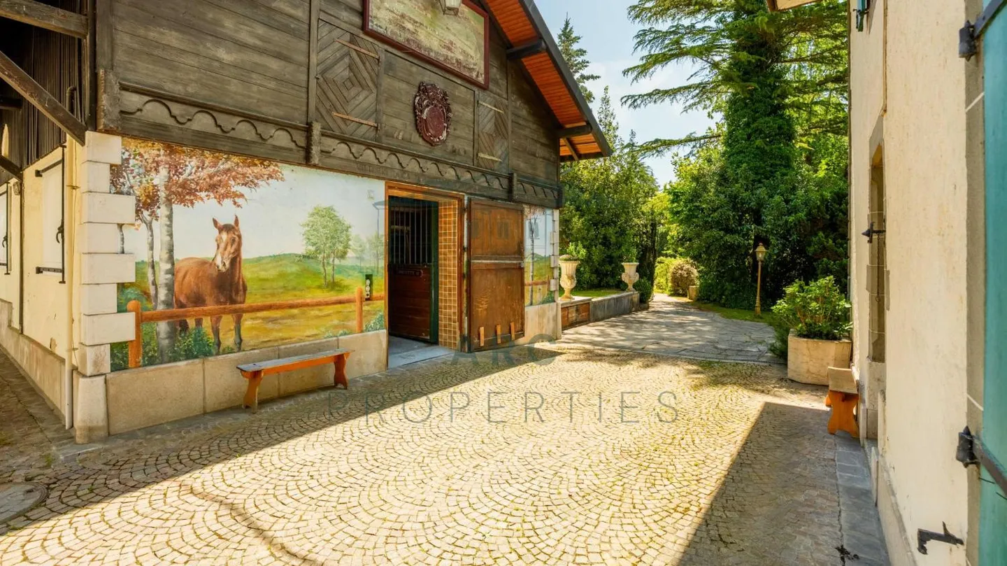 EXCLUSIVE - MAGNIFICENT MASTER PROPERTY IN A GREEN SETTING - Photo 3 of 3