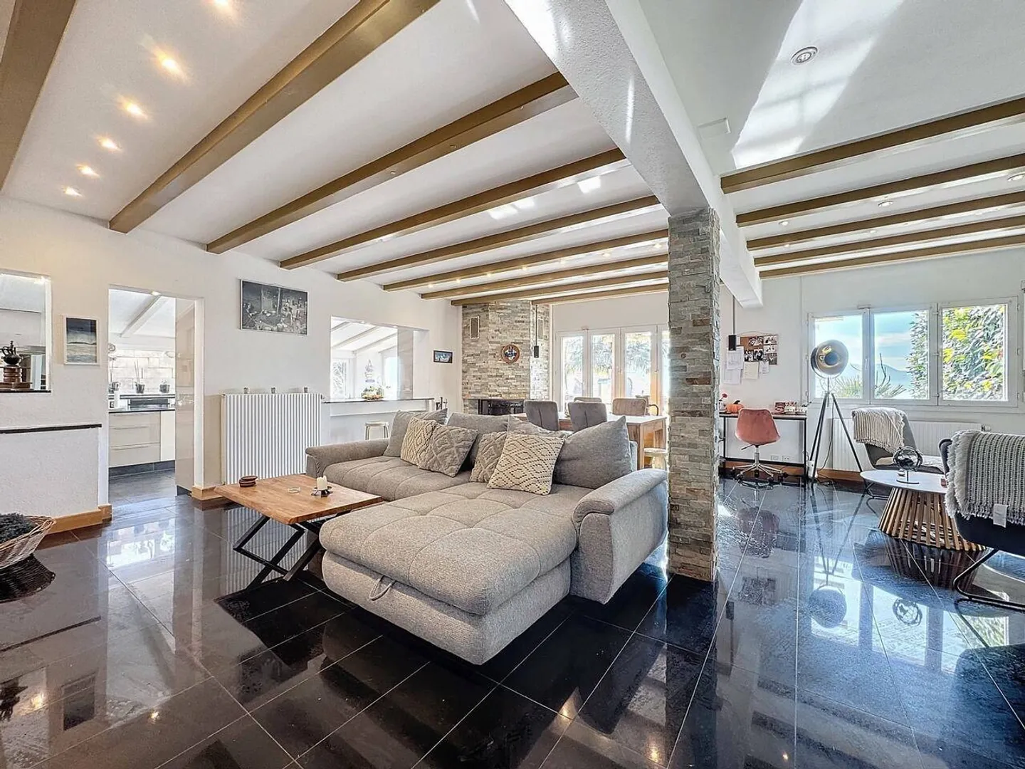 Villa bifamiliare con vista lago mozzafiato - Foto 6 di 11