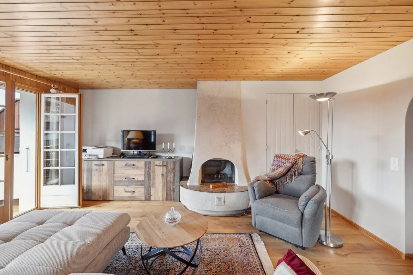 Villars centro, affascinante 3.5p ristrutturato, box, balconi, bella vista! - Foto 4 di 21