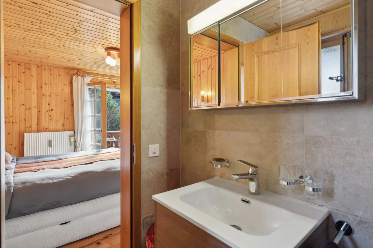 Villars centro, affascinante 3.5p ristrutturato, box, balconi, bella vista! - Foto 14 di 21