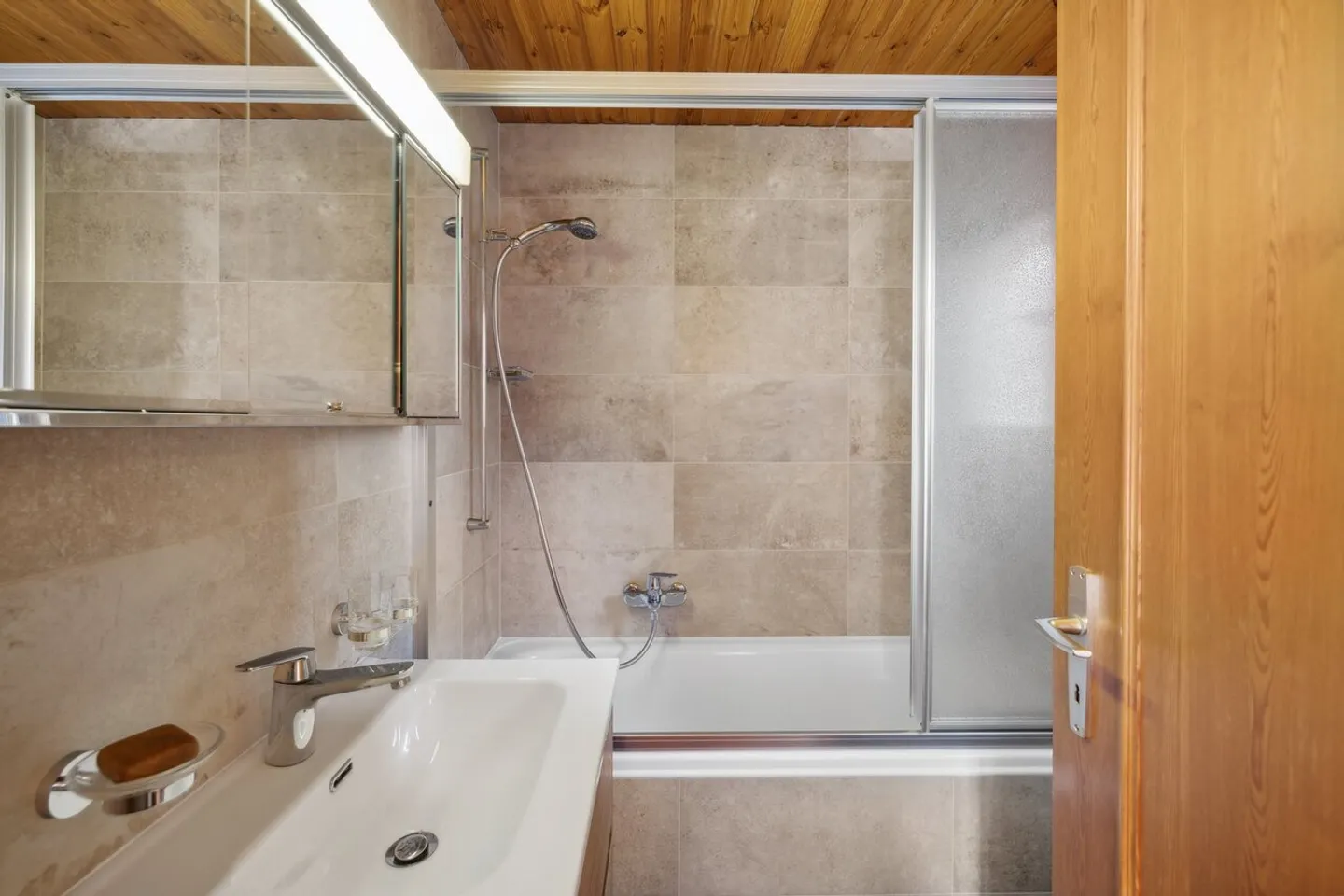 Villars centro, affascinante 3.5p ristrutturato, box, balconi, bella vista! - Foto 15 di 21