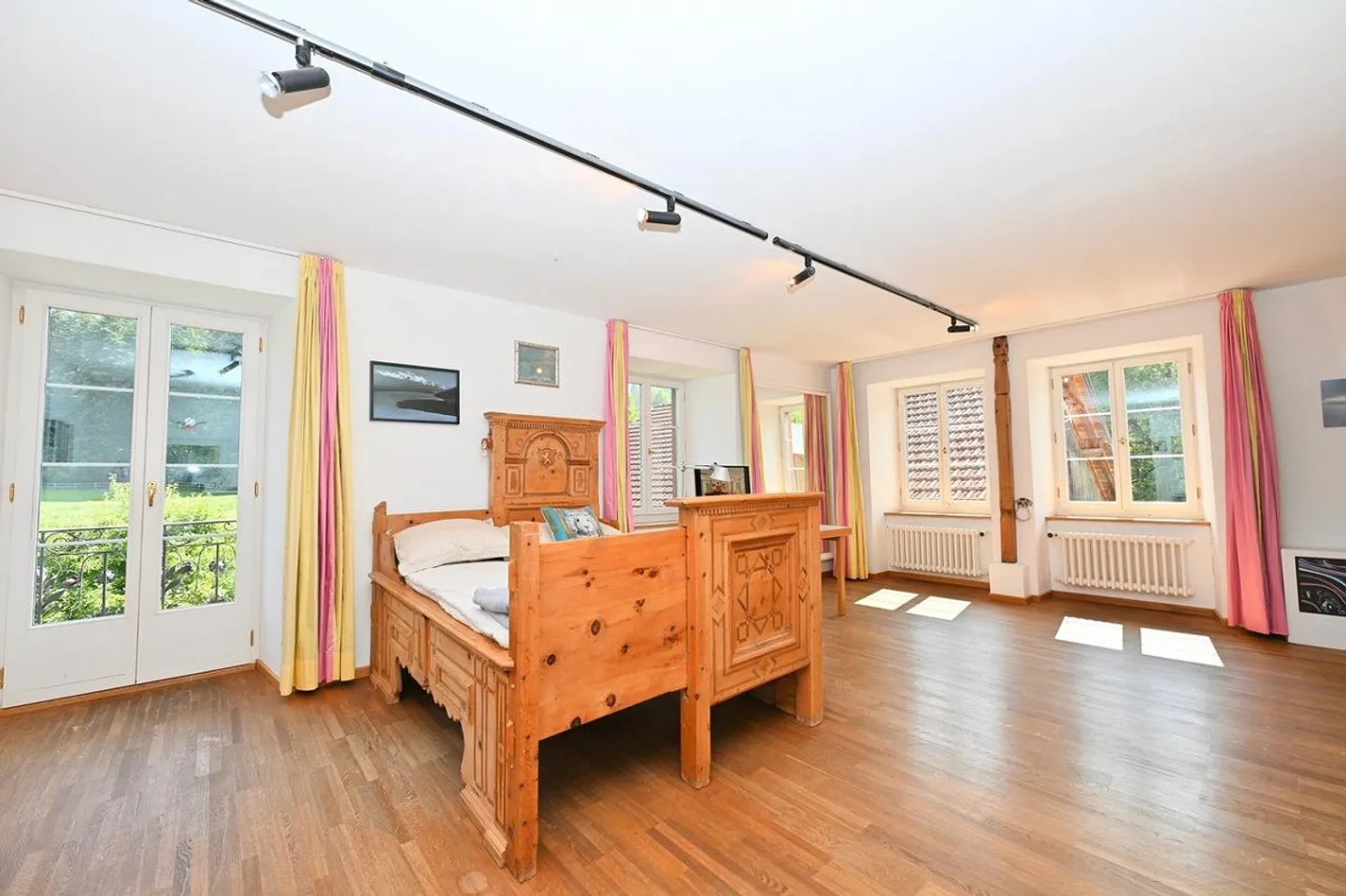 Charming estate with 21 hectares of land, farmhouse and stables - Photo 10 of 22