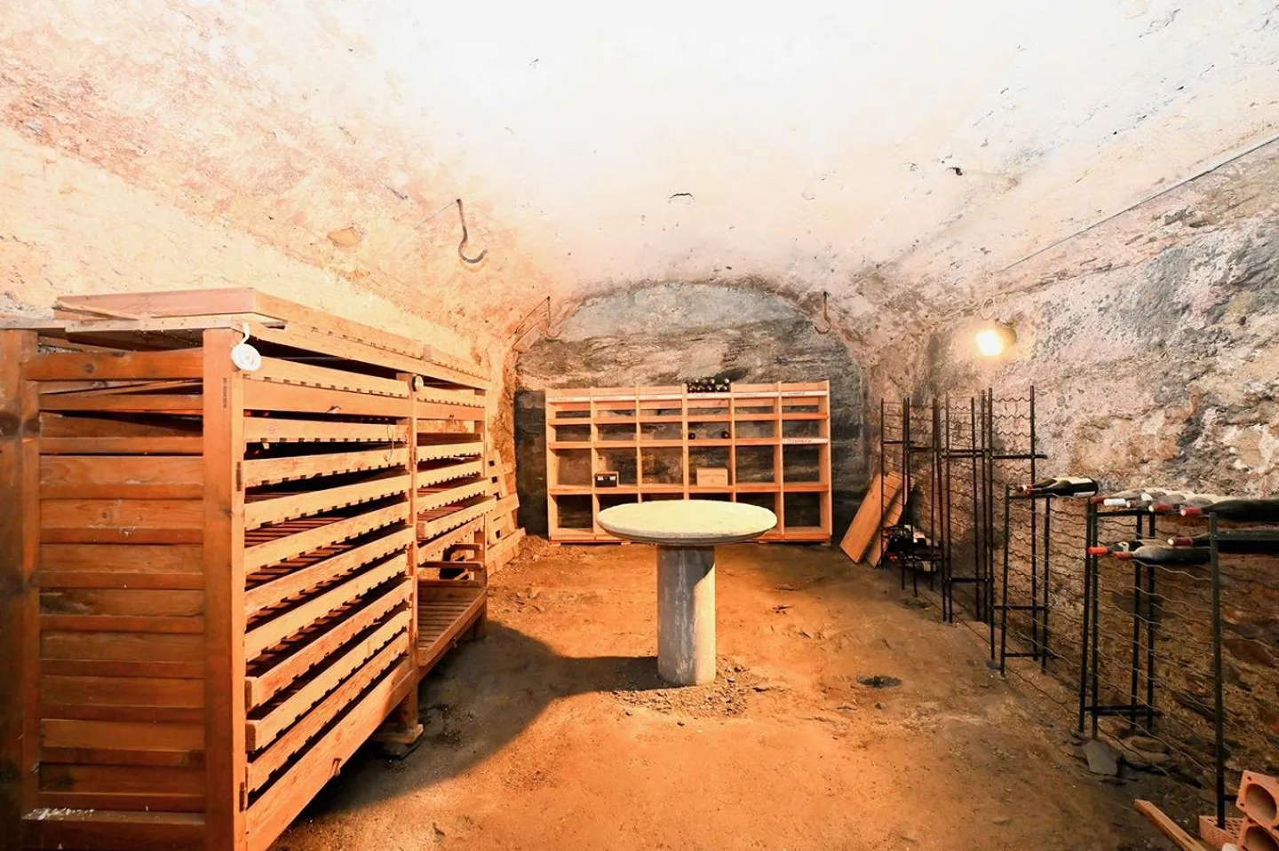 Charming estate with 21 hectares of land, farmhouse and stables - Photo 19 of 22