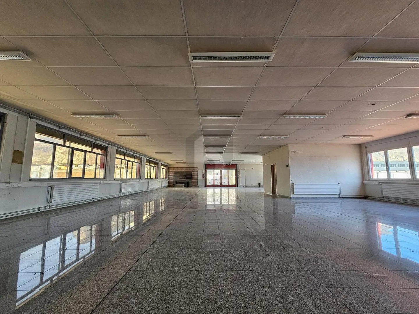 SPACIOUS AND WITH A LOT OF POTENTIAL - Photo 3 of 6