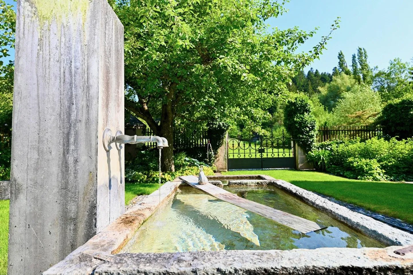 Charming estate with 21 hectares of land, farmhouse and stables - Photo 21 of 22