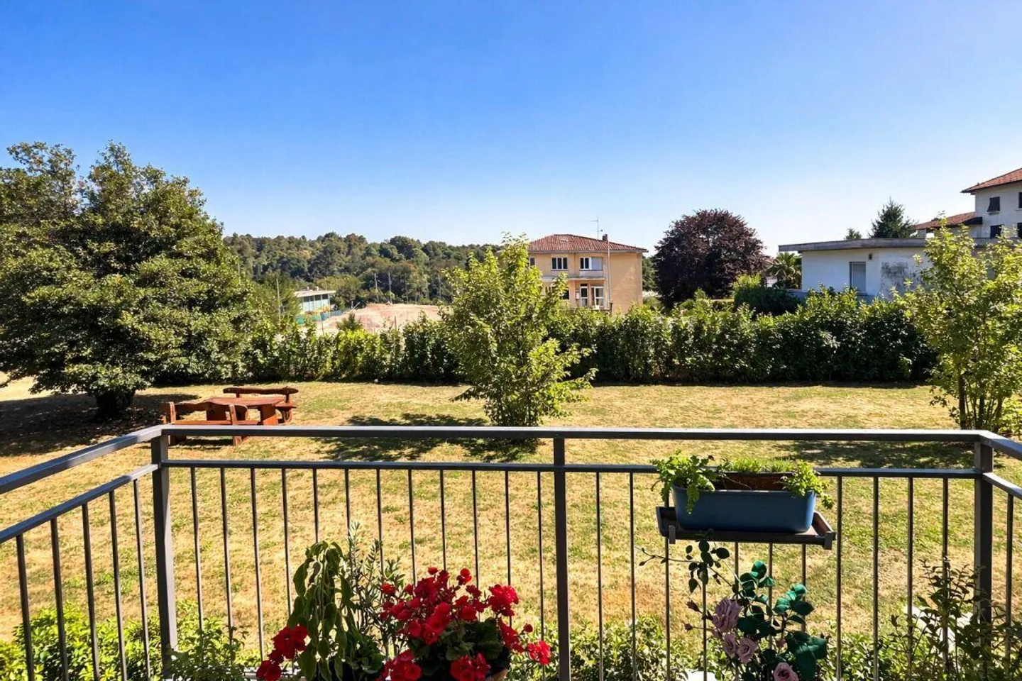 Appartamento moderno con balcone - Foto 4 di 8