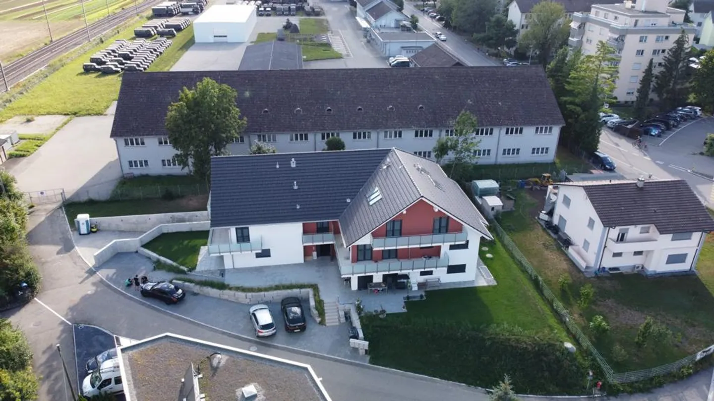 Appartamento attico moderno con vista sulle Alpi e finiture di alta qualità - situato nel centro di Oensingen - Foto 2 di 10
