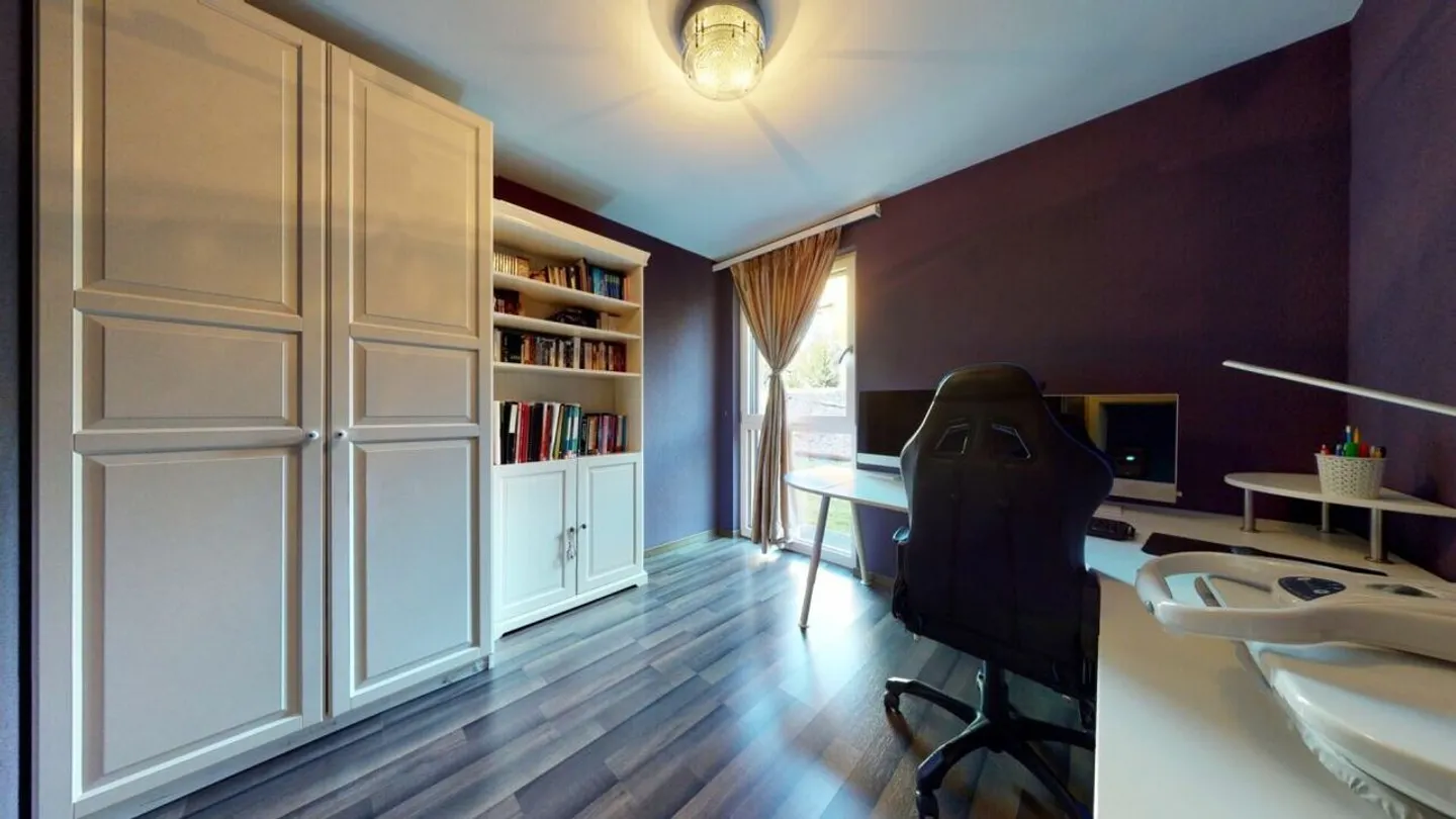 Stylish 4.5-room garden apartment with parking space and outdoor storage - Photo 9 of 12