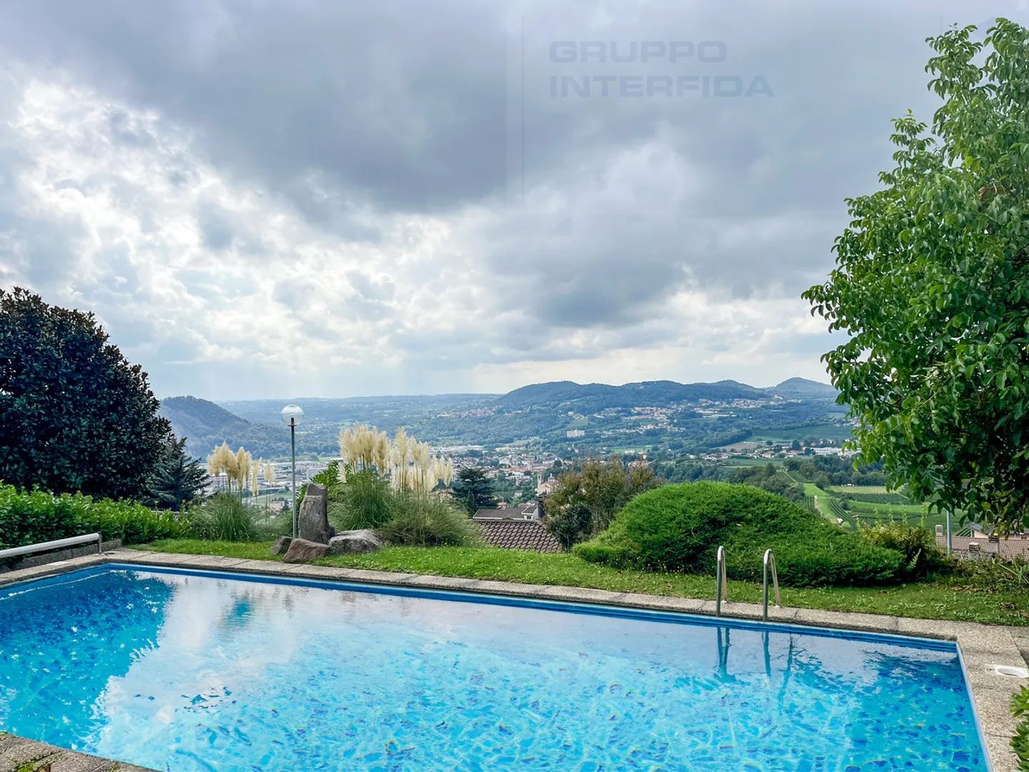 VILLA CONTEMPORANEA CON PISCINA - Foto 26 di 29