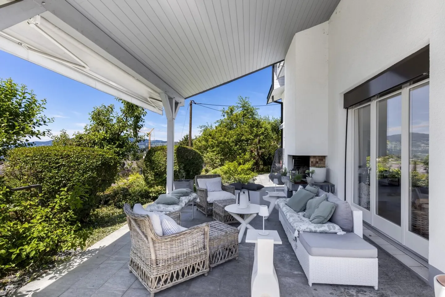 Superb 6.5-room property in a green setting with lake view - Photo 1 of 13