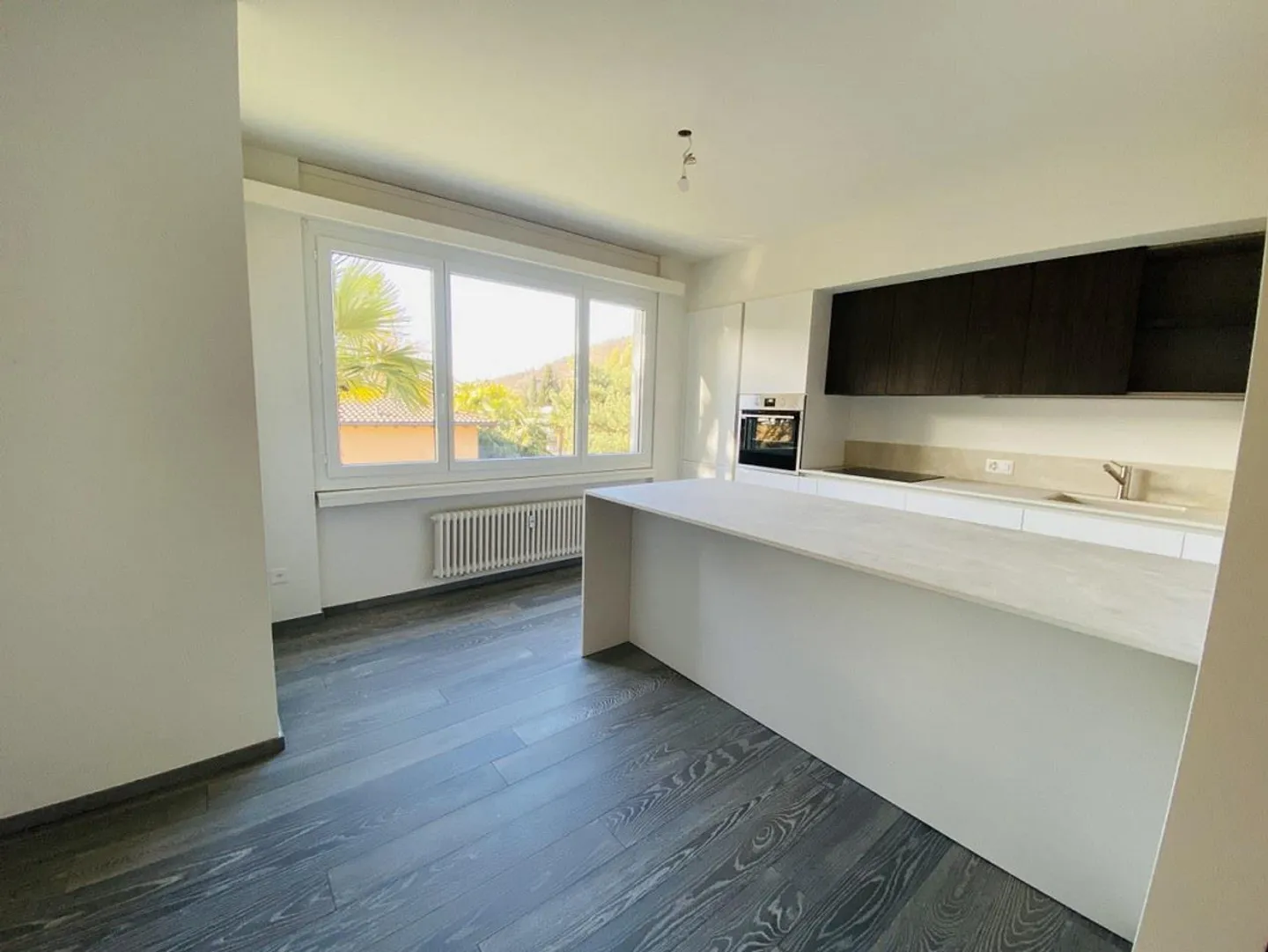 RENOVIERTES 4.5-ZIMMER-APARTMENT - WOHNANLAGE MIT SCHWIMMBAD - Foto 5 von 11