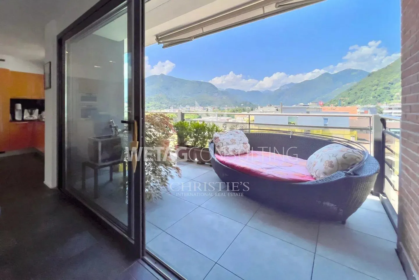 Duplex penthouse with 360-degree view in central location overlooking Lake Maggiore for sale in Locarno - Photo 10 of 13