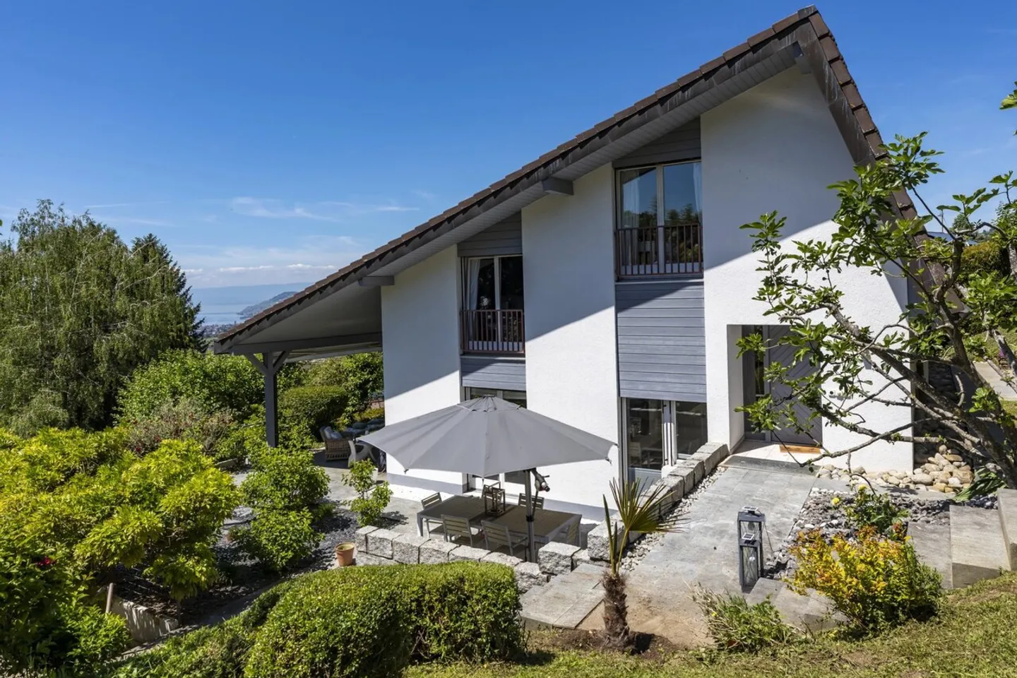 Superb 6.5-room property in a green setting with lake view - Photo 12 of 13