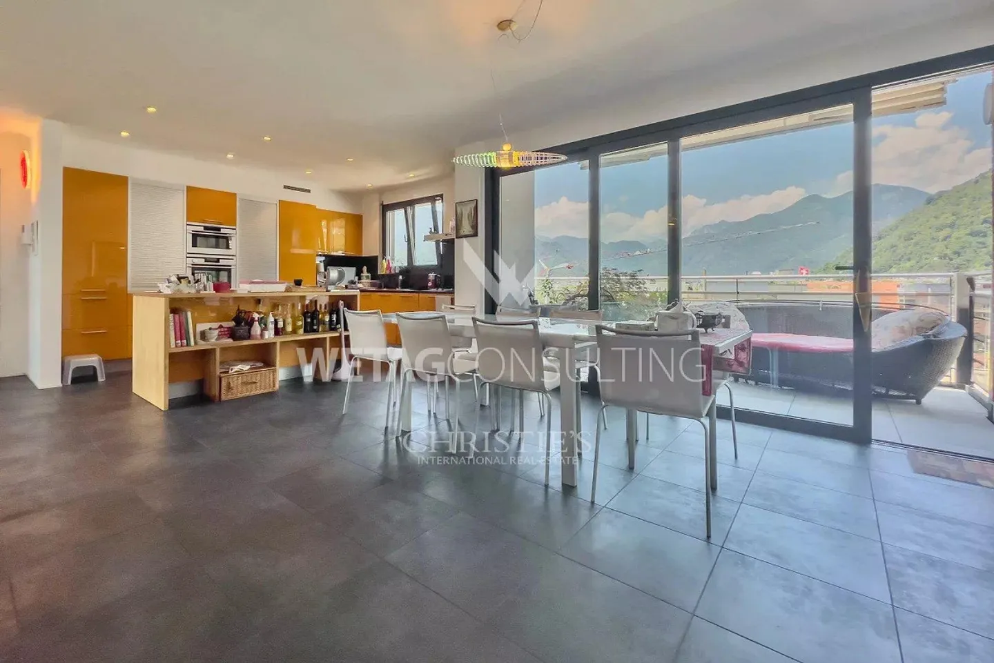 Duplex penthouse with 360-degree view in central location overlooking Lake Maggiore for sale in Locarno - Photo 9 of 13